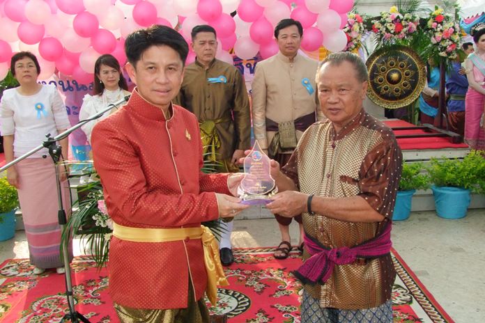 Gov. Pakarathorn Thienchai presented honorary shields to eight Chonburi residents who were honored for being outstanding artists and working to further Thai culture.