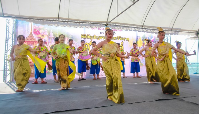 The evening stage activities included traditional Thai dances performed by children from local schools.