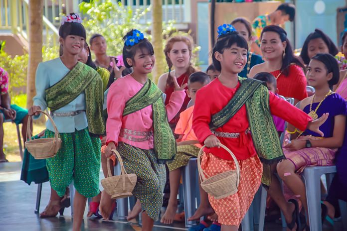 Youngsters perform the Ram Yae Kai Modaeng (poking a red ant nest) dance which originated in the Isaan region.