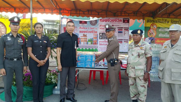 Provincial Police Region 2 deputy commander Maj. Gen. Worathchai Srirattanawuthi visits a checkpoint set up near Big C South Pattaya during Songkran to meet with uniformed officers and volunteers.