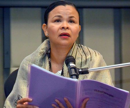 Luz Welmans reads the letters of Melissa Gardner to her lifelong friend Andrew Makepeace Ladd III in the Pattaya Players performance of “Love Letters.”