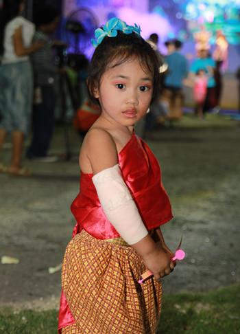 This young child imitates how the ancient Thai people dressed.
