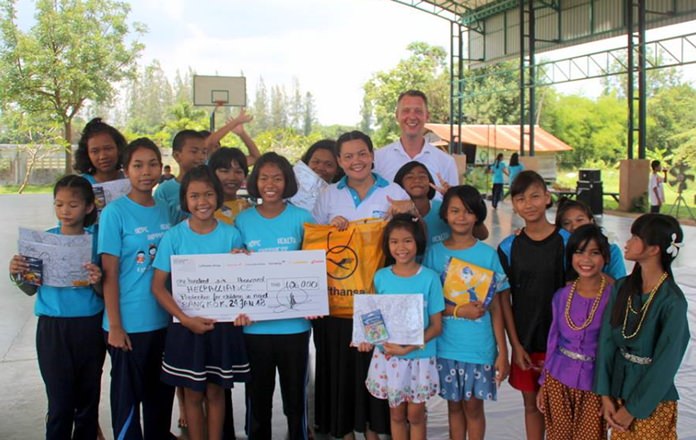 Airline representative Stefan Mourner from the Lufthansa Group donated 106,000 baht to the Child Protection and Development Center.