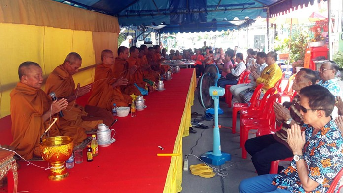 The Marbpradu Community organized a large merit-making ceremony during which nine monks from Boonsamphan Temple chanted and prayed.