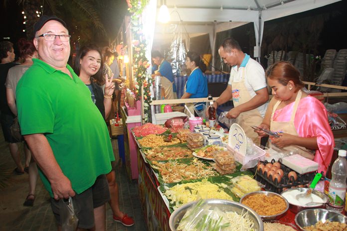 Seafood ‘Pad Thai’ is a favorite amongst Thais and foreigners.