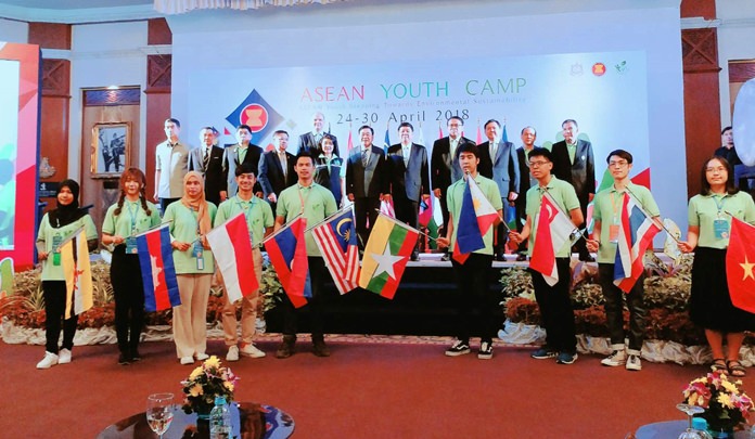 More than 100 youths from around Southeast Asia formed an alliance to protect the environment at the ASEAN Youth Camp in Jomtien Beach.