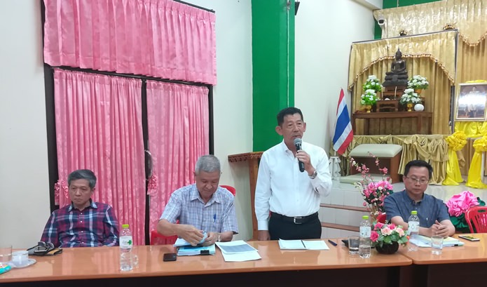 Mayor Anan Charoenchasri and Dep. Mayor Apichart Virapal held a meeting with residents of the Kratinglai and Ban Rongkeed communities at City Hall.