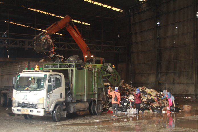 On Tuesday May 15, emergency contractor Ruamkha Advance Tech International began hauling away about 100 tons of excess garbage to a landfill in Rayong.