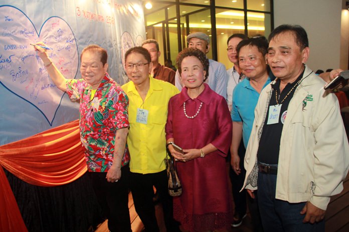 Santsak Ngampiches leads the guests in signing their names in the ‘Heart of Pattaya Pioneers’.