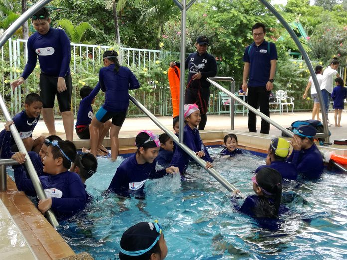 The iRESCUE Project of the Bangkok Hospital Pattaya taught basic safety and water-rescue skills to the children. 