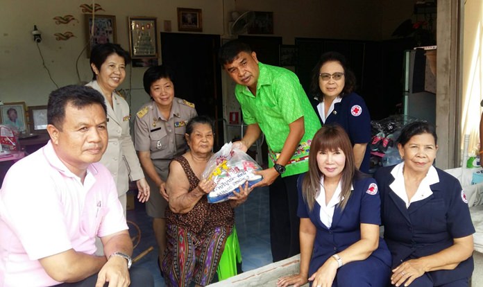 Banglamung Senior Deputy District Chief, Acting Maj. Lt. Chartchai Sriphoon, together with representatives from many organizations, distributed relief supplies to flood victims.