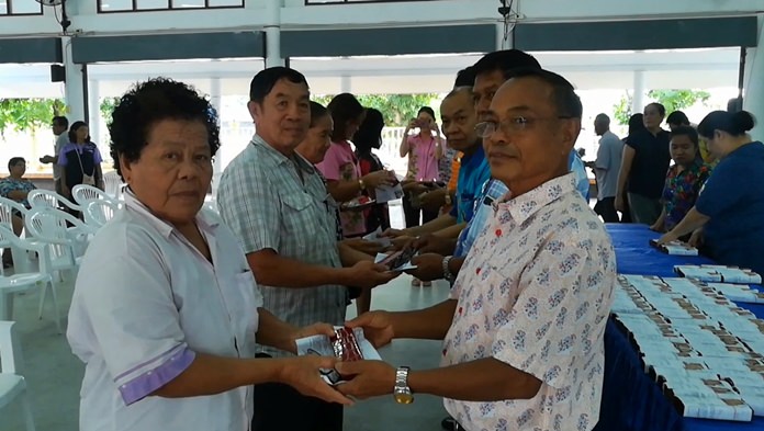 People are happy to receive their eye glasses from the benevolent organizations.