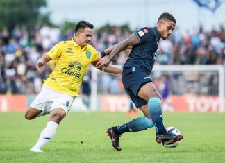 Pattaya United’s Lukian (right) shields the ball from Buriram’s Suchao Nutnam during the Thai League 1 fixture between Pattaya United and Buriram United at the Dolphins Stadium in Pattaya, Sunday, May 20 (Photo courtesy Pattaya United FC)