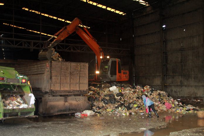 Sukumvit Soi 3 dumpsite is being cleared out after verbal wars between the locals and the council 2 weeks ago. 