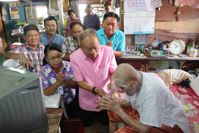Mayor Mai Chaiyanit pays his respects and presents a longevity award to 101 year-old Grandpa Ngern Premdecha. 