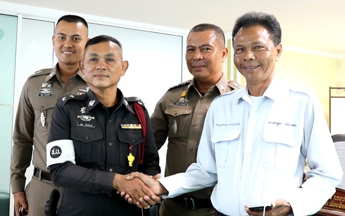 Prasertporn Petchthong and Pol. Lt. Wasutorn Eimsam-ang shake hands after ending their feud.
