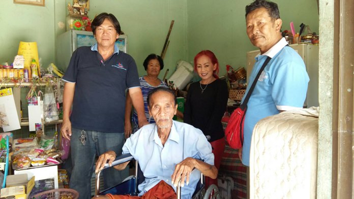 97-year-old Ying Kruhatapan, who hasn’t been able to walk for four years, is mobile again thanks to a wheelchair donated by Sawang Boriboon Thammasathan Foundation volunteers.