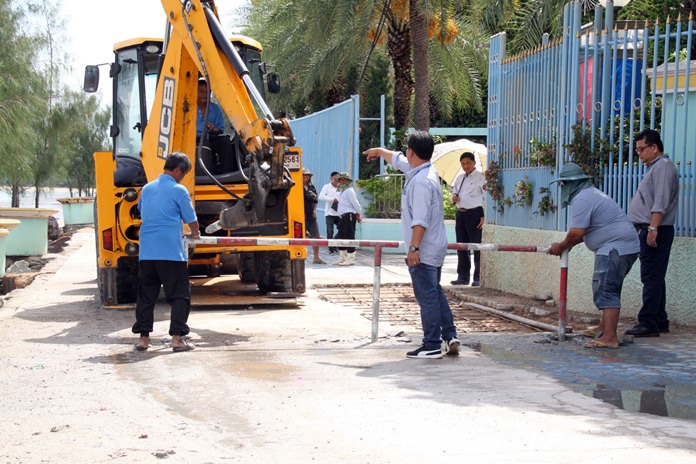 Pattaya has sealed off a waterfront access road adjoining the Baan Sukhawadee tourist attraction as repairs are made to fix damage caused by tour buses.