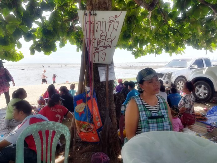 Banglamung Beach is a popular destination for Thais on the weekend, but is inundated with litter and unregulated parking.