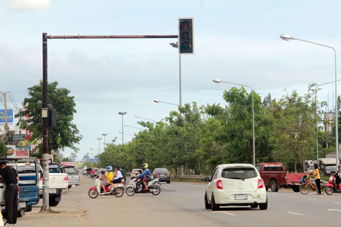 A broken traffic light outside the Ambassador City Hotel in Jomtien Beach is being blamed for dangerous traffic and accidents.