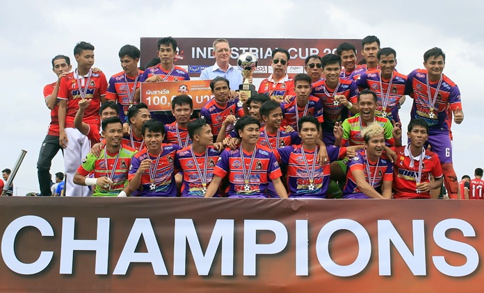 Thomas Tapken, Pattana Golf Club & Resort’s Managing Director (centre rear), presents the 8th Industrial Cup trophy to the Siam APT team who were crowned the champions this year after defeating Mitsubishi in the final. Thai Honda B took third place by beating Ford Moor in the playoff match. 