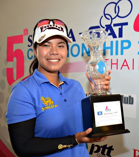 Arpichaya ‘Piano’ Yubol poses with the Thai LPGA trophy at Rayong Green Valley. (Photo/Thai LPGA)