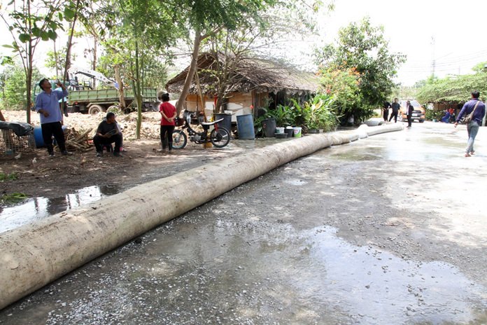 A Pattaya Sanitation Department crew has come to the rescue of residents near the Pattaya Floating Market, installing a pump to drain away flood water and dig a trench to install a pipe that will be connected to the sewer system.