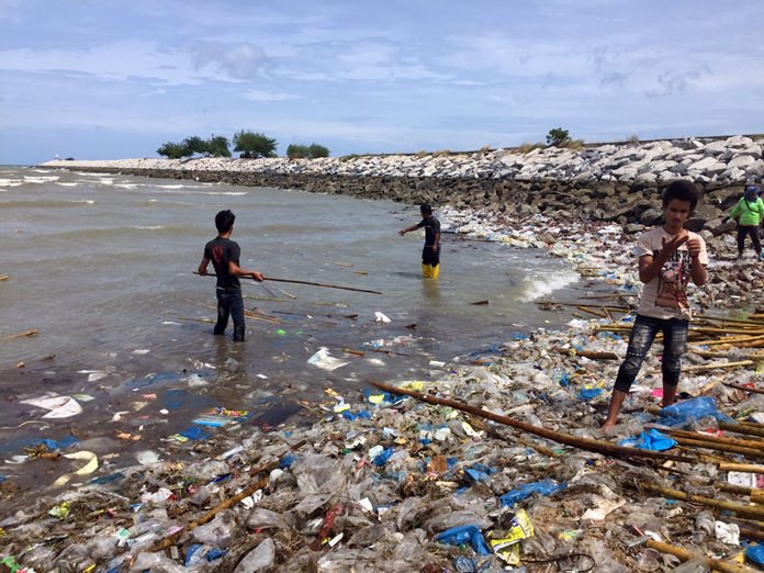 Najomtien officials organized a big cleanup of Baan Amphur Beach after waves of rubbish forced swimmers and sunbathers off the sand. So much trash came in on the tide it took two days to remove it all.