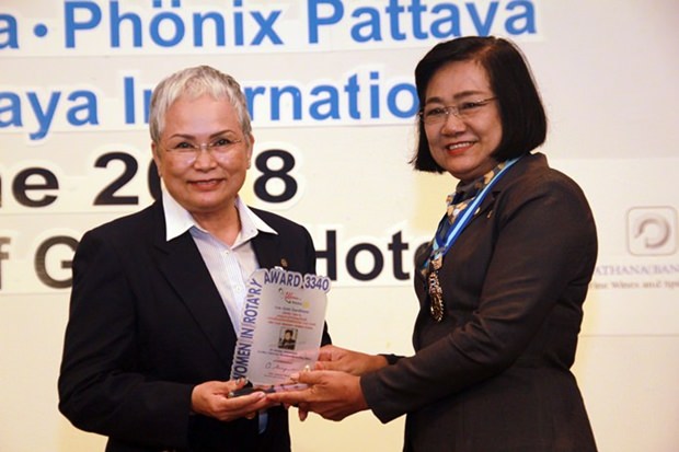 District Governor Onanong Siripornmanut (right) presents the prestigious Women in Rotary Award to Past President Ratana Yothawong of the Rotary Club of Jomtien-Pattaya.