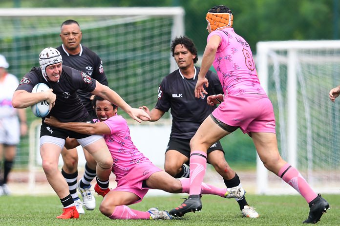 A Panther puts a hard tackle on a Barbarian in the Bowl final. (Photo/Naratip Golf Srisupab/SEALs Sports Images)