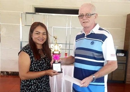 Sunanta Duangwaw (left) receives her prize from PSC Golf Chairman Sandy Mackay.