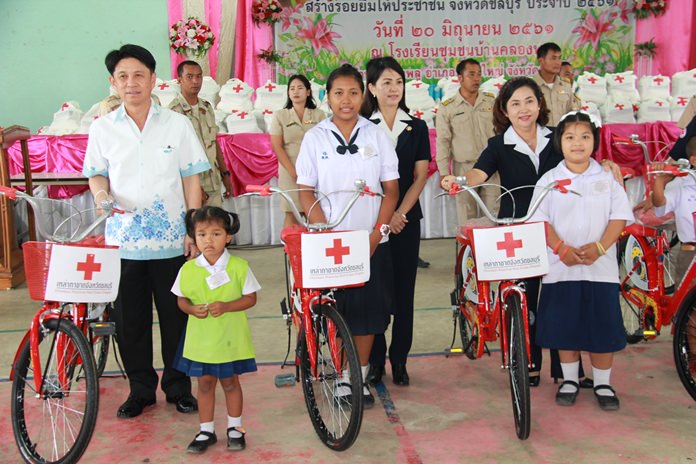Gov. Pakarathorn Thienchai opened Chonburi mobile government outreach at Baan Klong Ploo School in Moo 1 village with District Chief Pisit Siriswatsakul.