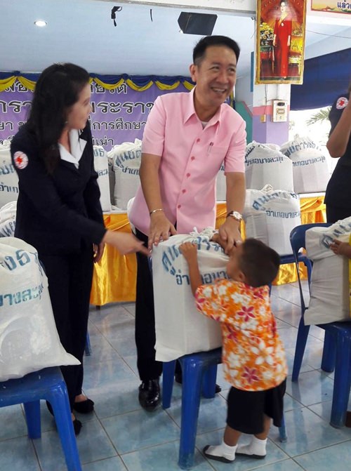 District Chief Naris Niramaiwong accompanied by staff, community leaders and soldiers, handed out the packages of food and household staples at Mabprachan, Wat Sawang Arom, Huay Kai Nao, Baan Pongsaket and Rong Heeb schools.