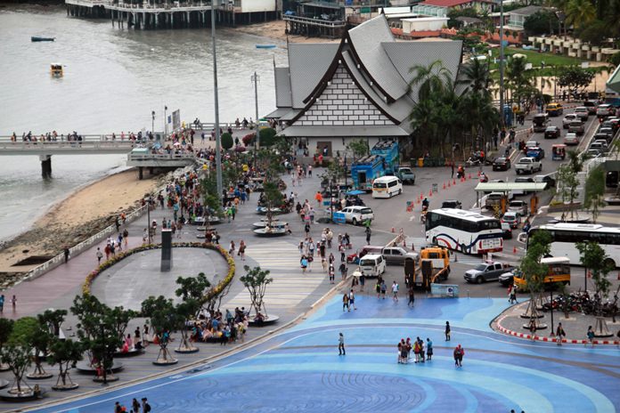 The city council resolved to build waiting areas topped with fiberglass roofs on Bali Hai Pier after complaints passengers were baking in the sun as they waited to catch Koh Larn ferries.