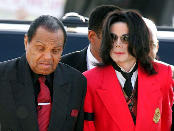 Joe Jackson (left) and his son Michael (right) are shown in this March 14, 2005 file photo. (AP Photo/ Carlo Allegri)