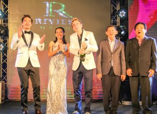 Winston Gale pops open the champagne bottle as Ananda Everingham, Sukanya Gale, Pattaya mayor Anan Charoenchasri and former MP Chanyut Hengtrakul celebrate the launch of Riviera Monaco.