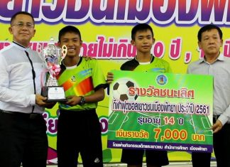 Players from Pattaya School No.1 receive their trophy and cash award after winning the under-14 category at the Pattaya futsal tournament, June 23.