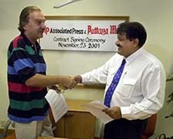 Denis D. Gray, Chief of Bureau, Associated Press, Bangkok (left) and Pattaya Mail Managing Director Peter Malhotra sign an agreement, making Pattaya Mail the first newspaper in Thailand outside of Bangkok to join the AP family.