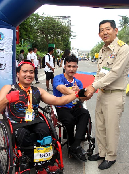 Pattaya Mayor, Pol. Maj. Gen. Anan Charoenchasri (right) congratulates race winner Sungkeek Sripraram (left).