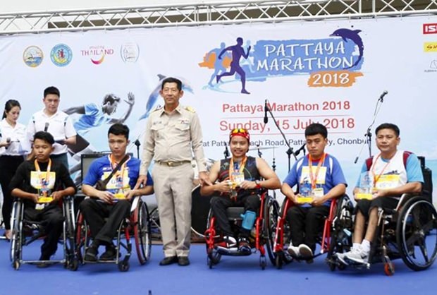 Pattaya Mayor, Pol. Maj. Gen. Anan Charoenchasri presents medals to the wheelchair competitors.