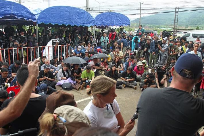 International media have begun minute-by-minute reporting of the operation to save 13 people from Tham Luang Cave in Chiang Rai.