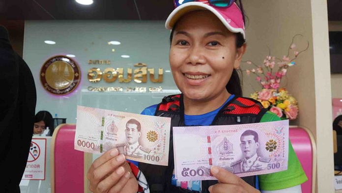 The general public can now exchange cash for new 500-baht and 1,000-baht banknotes at commercial banks.