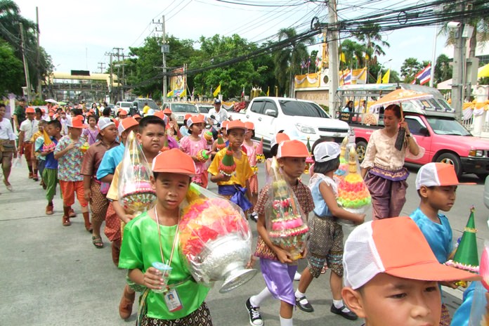 Young students proudly march in the Chonburi parade.