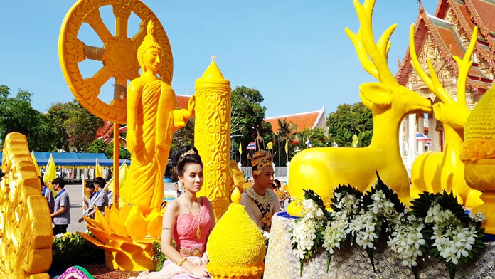 20 organizations took part in the Sattahip candle parade from Sattahip Temple to Sattahip Market.