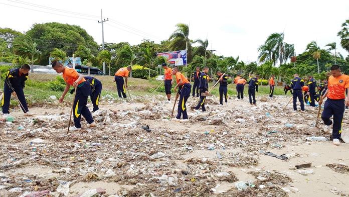 Sailors, students and scuba divers cleaned up beaches and the sea in Sattahip as part of a royal conservation project.