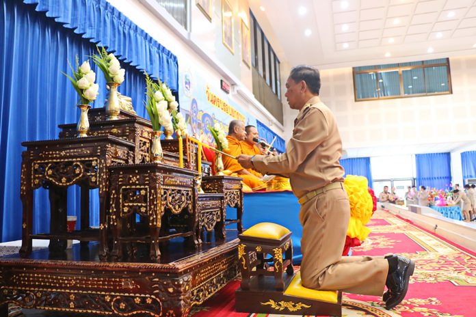 Mayor Pairoj Malakul Na Ayutthaya officiated the July 25 celebration marking Khet Udomsak’s 10 years as a municipality.