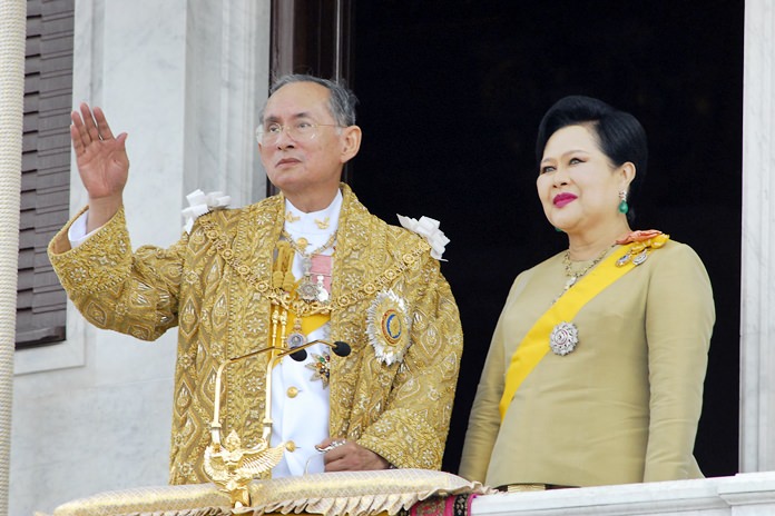 Her Majesty Queen Sirikit stands by His Majesty the late King Bhumibol Adulyadej as he waves to the crowd during celebrations of the 60th anniversary of him becoming Thailand’s King June 6, 2006. (AP Photo /Thailand Public Relations Department, HO)