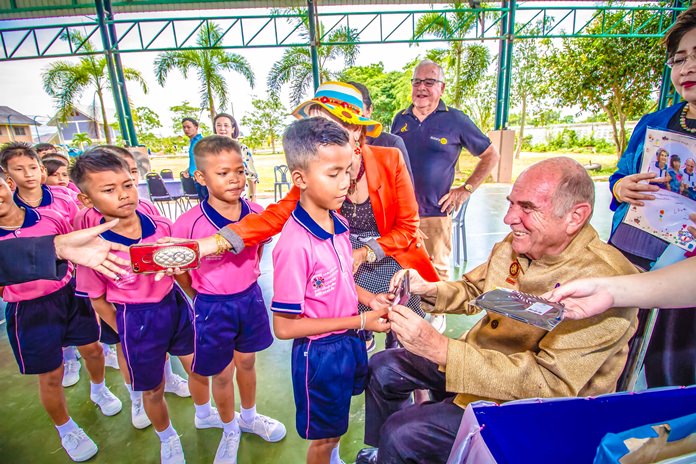 Past President of the Rotary E-Club Dolphin-Pattaya Otmar Deter celebrated his 80th birthday with children from the Child Protection and Development Center.