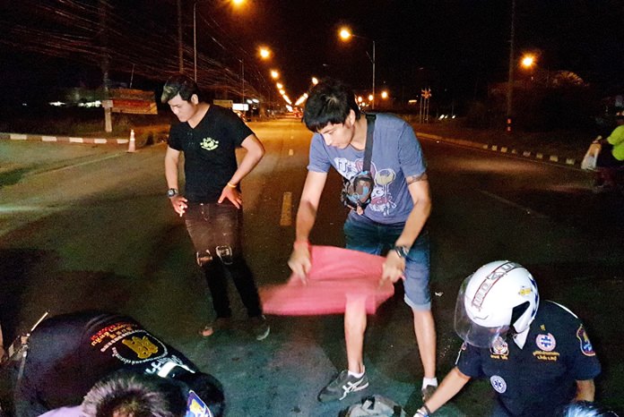 Television actor Jub Ittikorn was among the first on the scene and came to the aid of a pedestrian hit by a car in Sattahip.