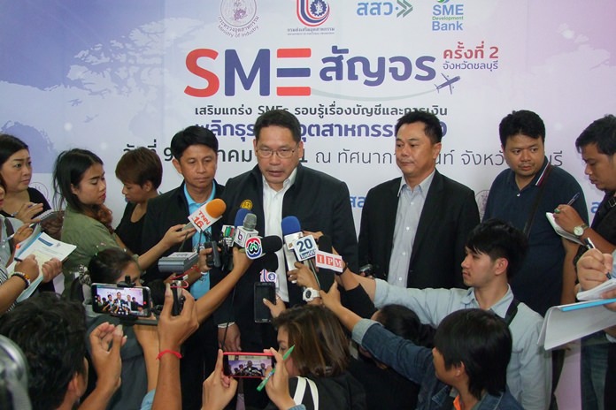 Industry Minister Utama Savanayon kicked off the Chonburi exhibition aimed at small accounting businesses.